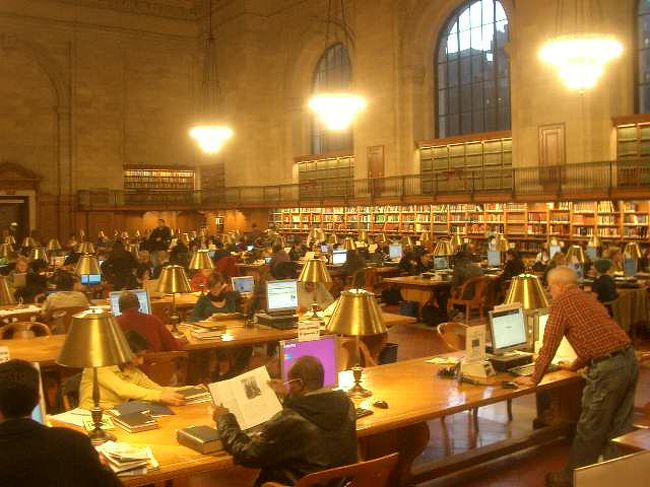 世界有数の蔵書数をほこる New York Public Library。５番街の真ん中にあります。どんな図書館か、ちょっと覗いてみました。