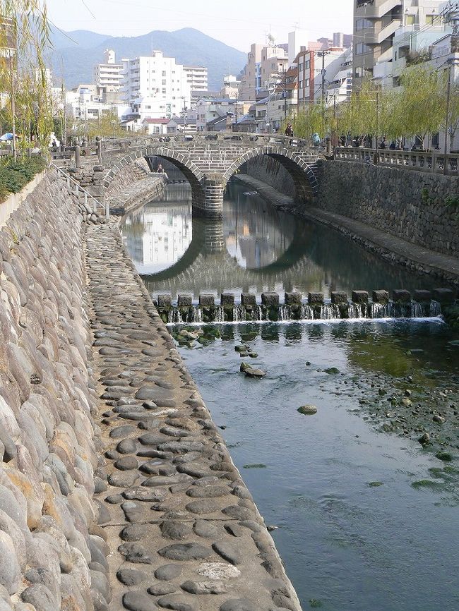 眼鏡橋などの石橋群で有名な中島川（なかしまがわ）。<br />自分用の橋のカタログみたいなものが欲しかったので、この旅行記を作成しました。そう言いながら、撮影方向は上流側から撮ったり、下流側から撮ったり、橋によってばらばらです。(^^ゞ<br /><br />年号が鬱陶しいかもしれませんが、お許しを。<br /><br />どうせなら有名な石橋群だけでなく、ということで河口からずっと上流に向かってぶらぶら散歩しました。<br />