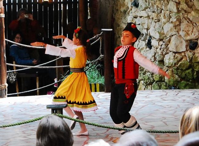 野外ステージでブルガリアの綺麗な民族衣装の踊り見ながらのランチの様子。<br />全く予想してなかったので、サプライズでした。<br />