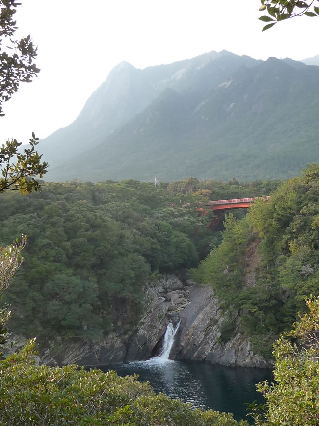 「鯛ノ川」にかかる滝の３つ目は、河口部で直接海に落ちるという『トローキの滝』です。<br />直接海に落ちる滝...島や半島ならではの光景です。<br /><br />また「鯛ノ川」には、河口側から順に「トローキの滝」「竜神の滝」「千尋の滝」「羽衣の滝（今回未訪）」がかかっているという、滝メグラーには嬉しい川ですね〜。