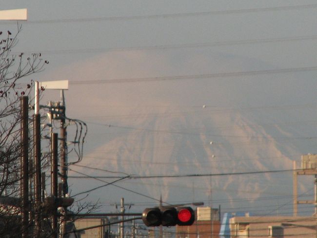 2月8日、午前7時30分頃に上福岡駅から雲の笠を被った富士山を見ることができた。<br />明日より天気が下り坂であることを示していた。<br /><br /><br /><br /><br /><br />＊写真は雲の笠を被った富士山