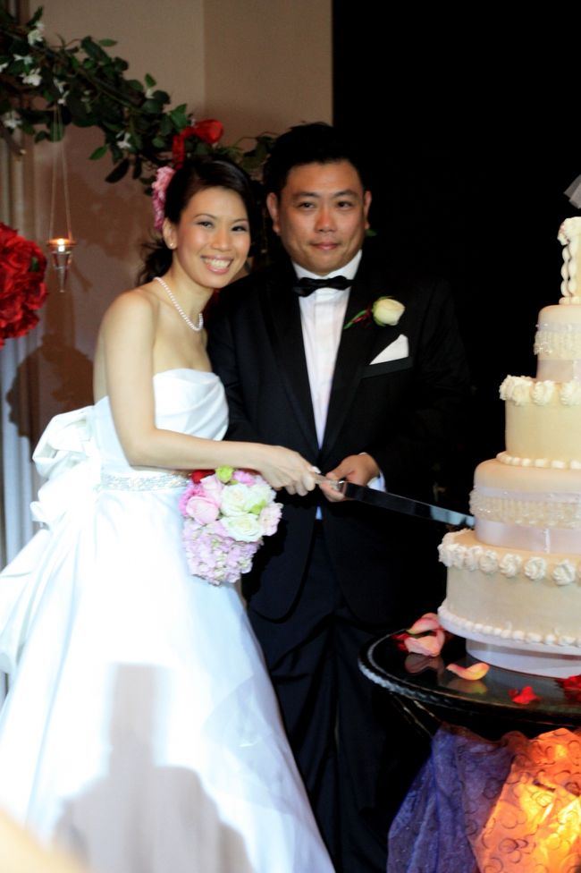 今回のシンガポール旅行のメインイベント、結婚式に参加しました。<br /><br />シンガポールの結婚式といっても、いわゆる結婚披露宴の他に、様々な儀式が一日をかけて行われます。<br />その模様は↓の旅行記で紹介しています。<br /><br />◎ シンガポール式結婚の儀 〜序章〜 「新婦宅での準備」<br />http://4travel.jp/traveler/minikuma/album/10425269/<br /><br />◎ シンガポール式結婚の儀 〜第一幕〜 「新郎の試練」<br />http://4travel.jp/traveler/minikuma/album/10425819/<br /><br />◎ シンガポール式結婚の儀 〜第二幕〜 「新婦の家にて」<br />http://4travel.jp/traveler/minikuma/album/10426134/<br /><br />◎ シンガポール式結婚の儀 〜第三幕〜 「新郎の家にて」<br />http://4travel.jp/traveler/minikuma/album/10426905/<br /><br />◎ シンガポール式結婚の儀 「調印式」<br />http://4travel.jp/traveler/minikuma/album/10427434/<br /><br /><br />今回はいよいよ結婚披露宴の様子を紹介します。<br /><br /><br />■■□□■■　シンガポール旅行　１０年０１月　■■□□■■<br />http://4travel.jp/traveler/minikuma/album/10423031/ 