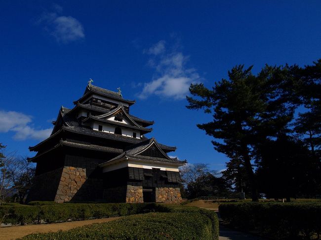 本日の予定は松江城⇒水木しげるロード⇒足立美術館。<br /><br />まずは宍道湖のほとりを通って松江城へ。