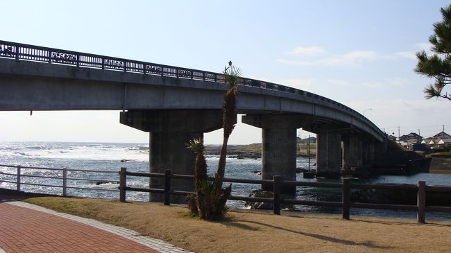 ここも地図を見れば道の駅と出ているが、売店も案内所もない公園だった。<br /><br />橋の下一帯が整備された公園。