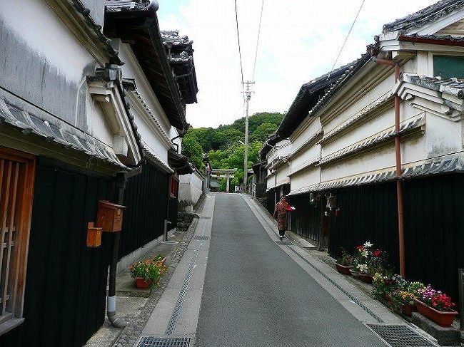 　既に昨年のことになってしまいますが、東京発、高知県室戸市・吉良川町の古い街並み散策（日帰り）をしました訪問記を記させて頂きます（※　現在、Mixiから随時過去の日記を移植中です）。<br /><br />　吉良川町は，明治〜昭和初期にかけて，良質の備長炭の集散地として繁栄し，これが阪神方面へ海運で運ばれたとのこと・・・今は，わずか２軒ばかりが備長炭製作を行っている，繁栄も今は昔・・・のひっそりとした町でございます。現在の地理の便の悪さが逆に，繁栄時の建物建築を今に残すこととなりました。<br />　1997年，国の重要伝統的建造物群保存地区に指定されました。<br /><br />　吉良川町は，海岸に近い　浜地区　と，山側の　丘地区　の２つのエリアから形成されており，それぞれ，異なる風景を織りなしております♪<br /><br />○　浜地区は・・・<br /><br /> 「白い漆喰壁の町並みは，吉良川で回船業が盛んになった明治中期に形成された。吉良川産の備長炭を船で京阪神に運び，帰りに日曜雑貨品を積み込む。富を得た商家が，浜地区と呼ばれる旧道沿いに家を建てたのだ。」（『四国　小さな町小さな旅』（山と渓谷社）<br /><br />○　丘地区は・・・<br /><br /> 「浜地区よりも古い時代から開けた丘地区は，もとは農家が多かったそうだ。緩やかに曲がる路地に，”いしぐろ”と呼ばれる石垣が続いている。”いしぐろ”は，台風の暴風雨から家を守り，雨がやめば，早く乾いて家を湿らせない生活の知恵なのだ。」（前掲書籍より） <br /><br />　写真１枚目のとおり，吉良川町は，東西に長い高知県の東端ちかく，室戸市内にあります。<br /><br />　高知県内は，高知市より西側には，JR土讃線＋そのまま乗り入れ土佐くろしお鉄道線が，高知県西部の宿毛市まで伸びておりますが，東部につきましては，平成14年にようやく，土佐くろしお鉄道阿佐線（通称：ごめんはなり線）が，御免〜奈半利まで開通したものの，奈半利町より東側室戸市方面は，依然バス頼みの地域です（※　実際には，軽自動車社会です）<br /><br />★　旅程　★<br /><br />羽田空港(07:00)→ANA13便→伊丹空港(08:05)<br /><br />伊丹空港(08:30)→ANA（A-net運航）1603便→高知龍馬空港(09:15)<br /><br />高知龍馬空港(09:20)→taxi15分(バス路線無し)→後免駅(09:30)<br /><br />御免駅（09:42)→電車ごめん・なはり線→奈半利駅(10:46)<br /><br />奈半利駅(11:02)→バス高知東部交通バス　室戸・甲浦行→吉良川学校通(11:26)<br /><br />*******　現地散策：小さな町です。JTBの街並み散策ツアーでは，散策時間は40分らしい・・・でも，このプランでは，5時間も滞在できます。******<br /><br />吉良川学校通(16:43)→バス高知東部交通バス　安芸行→奈半利駅(17:07)<br /><br />奈半利駅(17:18発)→電車ごめん・なはり線→後免駅(18:13)<br /><br />後免駅(18:20)→　taxi15分　→　高知空港(18:30過ぎ)<br /><br />高知龍馬空港(19:10)→ANA（A-net運航）1612便→伊丹空港(19:55)<br /><br />伊丹空港(20:20)→ANA40便→羽田空港(21:35)<br /><br />　実際の街並み散策の様子は、各写真にコメントさせて頂きます。