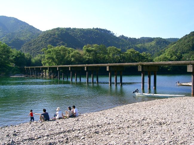 レンタカーにて、香川・徳島・高知と巡っていたこの時。<br /><br />下流の中村から、四万十川沿いに道を進むのですが、<br /><br />そこは四国、道幅の狭い厳しい道が待ち受けてます‥；。<br /><br /><br />そうして辿り着いた、“沈下橋と四万十川”の風景。<br /><br />鵜ノ江地区、勝間の沈下橋からは、屋形船にも乗船。<br /><br /><br />お世話になった船頭さんは、この道のベテランではないという、一見無口そうな方。<br /><br />でも、真剣な表情で舵取りしながら、川についてから、 川漁師さんとの関係づくりといったシビアな話まで、ユーモアを交えて教えてくれます。<br /><br />穏やかな水面に、神々しい山々‥‥そして船頭さんの楽しいお話もあって、ゆったりと流れる時の中で、このまま視線の先に伸びる川をどこまでも、ゆらり揺られ進んでいきたい〜〜という気分に。遊覧を堪能しました。