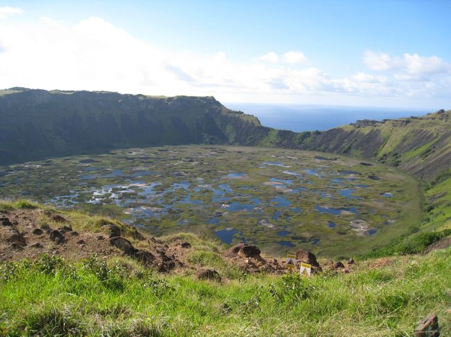 イースター島滞在3日目は、最後の島内観光。<br />午前中にオロンゴ・ラノカウからタハイ遺跡、午後はアフ・アキビへ向かいます。<br />今日の午前中はレギュラーツアーの催行がない日だったので、午前中はプライベートツアー(英語ガイド)、午後は日本語ガイド付のレギュラーツアーをお願いしたのですが、結局午後も参加者は私たち夫婦2名だけ、ということで、前日とは打って変わってノンビリと観光を楽しむことができました。