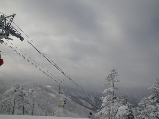 初めて、会津高原方面へスキーに行ってきました。<br />天気はあいにくの雪のち曇り。晴れ間は見えませんでした。<br /><br />ゴンドラはなく、リフトで頂上を目指す感じです。<br />頂上に行くためには、一人乗りリフトを少々長い時間乗らなくては行けませんでした。<br />コースは中級、上級がほとんどです。<br />パラレルができれば、ほとんどのコースは制覇できます。<br />私は、ショートターンがうまくできないため、コブ斜面は行くことができないので、このコースは回避しましたが。多少斜度がきつくても、滑れました。<br />非圧雪のコースもあるので、ふかふかでしたが、時間が経つと、みんなが滑ったあとなので、非圧雪コースはコブコースとなっていました（泣）<br /><br />西那須インターから90分なので、結構遠かったです。<br />人が少なかったので、待ち時間はなく快適に過ごせると思います。