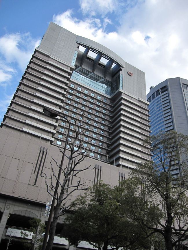 前回の大阪旅行から約1ヶ月。<br />再び大阪へ行ってまいりました。<br />今回のメインはホテルステイ!(っていつも?笑)<br /><br />2009年秋に一休comのスペシャルオファー「24」で超お値打ちプランを見つけてしまったのです。<br /><br />一休.com特別限定企画「24」<br /><br />一休.comをご利用の皆様だけにお届けする、24時間限定キャンペーン!<br /><br />帝国ホテルの伝統の味「洋夕食付」を特別料金で登場!<br />夕食&朝食をお楽しみいただけて、お一人様あたり\10,000~!<br />お部屋は、空気清浄機が完備されたリニューアルフロア<br />40平米の広さのあるスーペリア(40平米)をご用意します!<br /><br />はじめての帝国ホテルでしたが、<br />スタッフの方の対応など、すばらしい!!!<br />久々にホテルっていいなあ、と思える滞在になりました。<br />