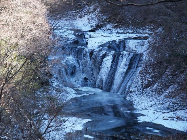 ２０１０年は暖冬傾向とはいえ、結構強烈な寒波が何度か襲来しており、あちらこちらで氷瀑の便りを耳にしました。しかし、なかなかタイミングが合わず氷瀑見学は実現していません。２月の最初の週末に東京出張が入っていましたが、特に何も考えていなかったのですが、強い寒波が来るということで、急遽袋田の滝へ行くことにしました。私の予想では、凍結するはずです。<br /><br />袋田の滝を見た後、その上流にある生瀬の滝へ向かいました。生瀬の滝の展望台への途中には月居山への分岐があり、あわせてプチ登山もしました。しかし、またもや調査不足を露呈することに…<br /><br />生瀬の滝滝見難易度：３<br />参考　滝見難易度０：道路から見える、１：片道徒歩５分以内、２：片道徒歩１５分以内、３：片道徒歩３０分以内、４：片道徒歩１時間以内、５：片道徒歩２時間以内、６：片道徒歩２時間以上もしくは２時間以内でも特別な装備が必要な場合など。私の旅行記ではほとんど出現することはないと思われる。<br />注意　滝見難易度はあくまで私の主観によるものであり、また季節や天候により難易度が上がる場合もあります。私の旅行記を参考にされて、「違うかったやんけ」とおっしゃられても責任は負えませんのでご了承ください。また、難易度が高い場合はできる限り単独行は避けるようお願いします。