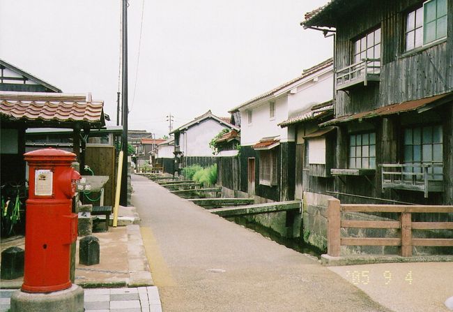 京都を起点に、兵庫、鳥取、島根と日本海側を巡ったこの時。<br /><br />鳥取市を経て、古い町並み目当てに、倉吉駅で途中下車。<br /><br />その地区までは 少し距離があるため、観光案内所の貸自転車で向かいました。<br /><br />途中、“鳥取二十世紀 梨記念館”に立ち寄り、梨を物色したりもしつつ、<br />辿り着いたのが “打吹(うつぶき)地区”。<br /><br /><br />倉吉の歴史は古く、古代には伯耆国の中心地として、また南北朝時代よりは、城下町・陣屋町として繁栄したのだそう。<br /><br />打吹地区には、白壁土蔵群や古い商家が残り、往時の面影が色濃く残っていました。<br /><br />その町並みは広範囲、でも町の至る所に案内板があって とても親切。中には、方言まじりの案内板なんかもあって、探訪に彩りを添えていました。<br /><br /><br />途中には、小説「南総里見八犬伝」のモデルとなった、安房国(館山) 最後の城主・里見忠義と8人の家臣のお墓が残る、“大岳院”にも立ち寄ったり。<br /><br />端正で 生活の匂いも感じられる町並みを、楽しく・赴くままに散策しました。<br /><br /><br />ただ、駅までの帰り道、突然の土砂降りでびしょ濡れに‥‥；<br /><br />そんなことも含めて、思い出深い町のひとつ。