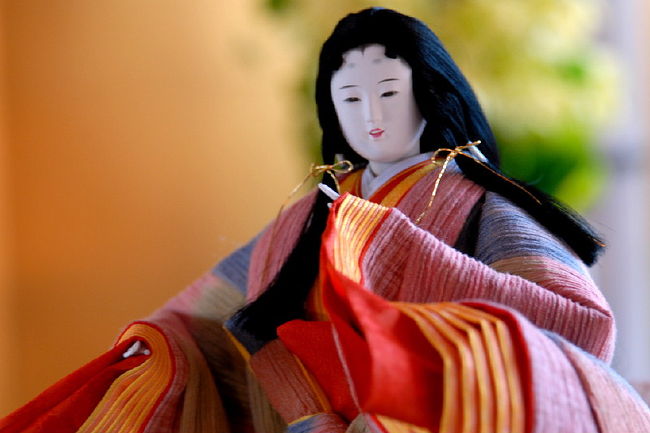 中江準五郎邸では人形師・東之湖（とうこ）さんが寄贈した創作ひな人形の<br />男びな、女びなや官女、はやし、女神など２１体を紹介。<br />来月の２８日午後１時から、東之湖さんのひな人形制作実演もある。<br />今年も新たな創作雛（びな）「女神」を制作、<br />　東之湖さんは、人形に湖東地域特産の近江上布（麻）などを使って<br />近江の自然をイメージしたオリジナル雛人形「青湖雛（せいこびな）」を作り、<br />０４年から「ひな人形めぐり」で展示。新旧の雛飾りが楽しめる。<br />６年前から毎年数体ずつ市に寄贈している。<br />創作雛人形「青湖雛」２１体も飾られ・・・<br /><br />　今年は、山の上から太陽が昇る東近江をイメージした「女神」を制作。<br />高さは３０センチ弱だが、すそが広がり幅は約７０センチ。体を少し左にひねり、十二ひとえをまとっている。<br />これまでの青湖雛は青や水色が主だったが、今年はガラリと変わって暖かな色合い。<br />日時：　平成２２年２月１３日（土）〜２月１４日（日）<br />会場：　五個荘近江商人屋敷・中江準五郎邸 　<br /><br />過去の創作雛人形「青湖雛」<br />2009 　人形師東之湖氏作（清湖雛）<br />http://4travel.jp/traveler/isazi/album/10310973/<br />2008　　人形師東之湖氏作（清湖雛）<br />http://4travel.jp/traveler/isazi/album/10220305/ 