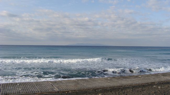県立館山野鳥の森の展望台から見れなかった白砂青松100選に選ばれている海岸。<br />宿を出てから桜を見て、館山ファミリーパークに着いたのが、8時10分過ぎ、ファミリーパークの開演が8時半からで、僅かな時間だが海岸を見に、ゴン車を押して行来ました。<br />だが、コン車は車輪が砂に取られ、途中からゴンちゃんには歩いてもらい、車は道端に置いて海岸まで出ました。