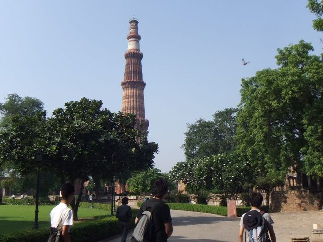 クトゥブ・ミナールに行きます。ここは、インドで最初のイスラム建築があるところで、世界遺産に指定されています。クトゥブッディーン・アイバクという人が建てました。この人は、今のアフガニスタンにあったゴール朝の奴隷軍人として、インドの北部一帯を征服し、ヒンドゥー教の寺院を壊してイスラム教の建造物を建てました。その後君主のムハンマドが暗殺されたため、独立して王朝を建てました。これを奴隷王朝(マムルーク王朝とも)といいます。インドで最初のイスラム王朝です。9時頃到着。向こうの方に塔が見えます。正確にはこの塔をクトゥブ・ミナールというのですが、この塔にちなんで、この場所全体をクトゥブ・ミナールと呼んでいます。ガイドさんが言うには、三脚の持ち込みはダメだそうです。ビデオ撮影も特別料金らしいですが、ビデオは持っていませんと答えながら、デジカメで動画を撮ってしまいます。