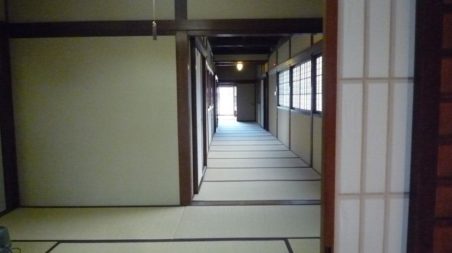 ここ御倉邸は、昭和２年に建てられた日本銀行福島支店支店長の<br /><br />邸宅でしたが、平成１２年に福島市が取得、改装の後に<br /><br />御倉邸として市民に公開するようになったそうです。<br /><br />事務所のおばちゃんに聞きました。<br /><br />100225金早朝、作成完了です。
