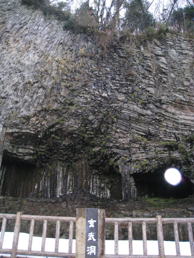 　◆②玄さんの故郷、玄武洞◆<br /><br />竹田城跡を後にして、とりあえずお昼ご飯。<br />るるぶに載っていたハンバーガーを食べるために『村岡ファームガーデン』へ。<br />ここは道の駅で、但馬牛の原産地としてうってる。<br /><br />その後は城崎方面へ向い、玄武岩の玄武洞へ。<br />小学校の時に学校の前庭にいろんな珍しい石が陳列してて、<br />その中に玄武岩っていうのがあったなぁー、って記憶がある。<br /><br />最近、ニュースでここのゆるキャラ『玄さん』が人気って言ってたんやけど、<br />こんなおっさんキャラがうけるんか？<br />しかもニュースで着ぐるみの玄さんが喋ってた!!<br />ゆるキャラが喋るなんて、かなり衝撃やった!!<br />