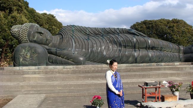 参拝を目的とした涅槃像が館山の萬徳寺にある。<br />単なる観光を目的としては、入山出来ない。<br /><br />お寺 常楽山萬徳寺<br />住所 千葉県館山市洲の宮1571<br /><br />駐車場の横の赤い門から坂道を上って行けば、受付があり拝観料500円(シニア400円)を支払って、お坊さんから色々と注意事項を受ける。<br />写真の撮影は良いかと聞けば、単なる撮影は困るが、人物が入れば良いと云う。<br />入場した所で、ガイド役の女性が居て、参拝の方法を説明してくれる。<br />最初にお線香を5本持ちお供えしてから、靴を脱いで最下段の石段に上り、時計回りで両手を合わせて進む。<br />石段は螺旋状になっており、涅槃像の回りを3周ほどすれば、足の裏の所に到達する。ここで、願い事をして終われば石段を直線的に下っても良いとのこと。<br />そこで、ガイド役の方が近くまで連れて行ってくれたので、ガイド役の女性を入れて写真撮影をしてから、云われた通りの方法で参拝してきました。<br />明日は日本寺の階段を、明後日は東京湾観音像の胎内の階段を上ろうと思っていたので、事故のない様にお願いしてきた。<br />形から入っても厳かな気分になれる。