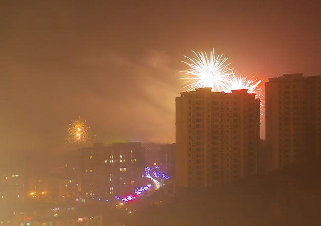 中国では旧暦の元日を春節と言う。<br />今年の春節は2月14日（日）。<br />ちなみに<br /><br />元旦は<br />◆初一( chu yi)<br />大晦日は　<br />◆除夕(chu xi)<br /><br />大晦日の夜は、家族揃って「団円飯（tuan yuan fan)」という食事をとる。<br />その後は、花火【烟火（yan huo)】や爆竹【鞭炮（bian pao)】の大喧騒の中で、年越し餃子を食べるわけです＾＾<br />胃の細い日本人には、夕食後の餃子はかなりつらいですね～<br />やっぱり、年越しはお蕎麦がいいなぁ（笑）<br /><br />年があけたら<br />「新年快楽（xin nian kuai le) ！」<br />「恭喜発財（gong xi fa cai)！」 <br /><br />さて、この花火や爆竹が半端でない（笑）<br /><br />バリバリバリ！<br />ヒュ～ドッカーン！<br />ｺﾞﾛｺﾞﾛｺﾞﾛ(((●((((/ﾟ0ﾟ)/ｷｬｰ<br /><br />市街地で平気で炸裂させるので・・・火事が起きたり、火傷を負ったり・・・素人の外国人は身の危険を感じます。<br /><br />北京や上海などの大都市では、流石に規制が厳しくなったようですね。そんな中で、未だに無政府状態？で半端ない春節を体験できる街が大連です。<br /><br />そんな、真冬の凍える大連での春節体験です！<br /><br />『YouTube』に花火動画をUPしました。<br /><br />①大連春節大花火　（1分2秒）<br />http://www.youtube.com/watch?v=gUSHHjOard0<br /><br />②大連春節大花火（２）　（46秒）<br />http://www.youtube.com/watch?v=I5CgjKhBBrc<br /><br />③大連春節大花火（３）　（26秒）<br />http://www.youtube.com/watch?v=gDbATHphIwI