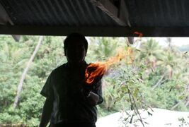 2010冬、グアム島旅行記(8/19)：2月16日(6)：ジャングル・クルージング、椰子の葉細工、原始的な火起こし実演