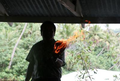 ジャングルクルージングの締め括りは、ハイビスカスの木を使った火起こしの実演でした。あっという間に煙が出てきました。それを火種に、椰子の実の細い繊維に火が着きました。