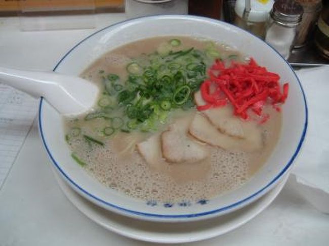 友人が夏に長崎から福岡に引越したので、行ってまいりました!!<br />秋の福岡。<br /><br />行きは思い立って、陸、夜行バスのたび。<br /><br />友人一家にあたたかく迎え入れられ、初めての福岡を満喫してきました!!