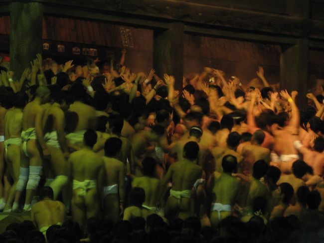 ●西大寺会陽:裸祭り2007<br />http://4travel.jp/traveler/comeva/album/10126287/<br />●西大寺会陽:裸祭り2008<br />http://4travel.jp/traveler/comeva/album/10219429/<br />●西大寺会陽:裸祭り/少年はだか祭り編 2009<br />http://4travel.jp/traveler/comeva/album/10312295/<br /><br />今回で4年連続となった西大寺会陽ですが、今年はこれまでとは違い500周年と言う大きな節目の年でもありました。<br />内容的にはこれまでのおさらいのような感じではありますが、数千人とも言われている男達の勇壮な裸絵巻が今年もここ西大寺観音院で繰り広げられました。<br />comevaの足跡として証拠写真だけここに登録させて頂きます。<br /><br />ひとつ変わったのは宝木投下がこれまでは深夜0時でしたが、今回から22時に変更されました。以下下記の予定に変更されていました↓<br />◎新スケジュール<br />①15:50~17:00 少年裸祭り<br />②17:30と18:00 演舞<br />③18:30と20:00 会陽太鼓<br />④19:00~19:30 会陽冬花火 1200発<br />⑤22:00 宝木投下 <br /><br />○特別観覧席<br />東立見席 1000円<br />西立見席 500円<br />この他東のシート席(5000円)があったと思いますが、詳しくはこちらへお問い合わせください。西大寺会陽奉賛会事務局☎086(942)0101<br /><br />観音院場内等はこちらを参考にしてください↓<br />http://www.saidaiji.jp/main.shtml<br /><br />※会陽-裸祭りの由来<br />約1300年前、西大寺観音院を安隆上人が創設したとき、奈良東大寺の良弁僧正の弟子実忠上人が修正会(しゅしょうえ)を伝えました。修正会とは正月に修する法会の意で、14日の間、十数人の僧侶が斉戒沐浴して、祭壇に牛玉(ごおう)を供え、観世音菩薩の秘法を修し、国家安穏、五穀豊穣、萬民繁栄の祈祷を行うのです。牛玉というのは、杉原や日笠という丈夫な紙に右から左へ牛玉、西大寺、宝印と順に並べて刷ったもので、14日間の祈祷を経て、満願になると、ことし一年の五福(寿、富、康寧、好徳、終年)を授ける意味で、その牛玉を信徒の年長者や講頭に授けたのです。ところがその牛玉をいただいた人は農家は作物がよくとれ、厄年の人は厄を免れるので、年々希望者がふえ、奪い合うとちぎれるので、今から500年前の1510年(室町時代の永正7年)に、時の住職忠阿上人が牛玉の紙を宝木(しんぎ)にかえました。宝木をむらがる信徒の中に投げ、これを得た者に五福を与えるようにしました。このとき初めて”会陽”(えよう)と名づけられました。<br /><br />◆晴れの国 岡山 『観光かわら版』◆<br />http://4travel.jp/traveler/comeva/album/10432651/<br /><br />◆晴れの国 岡山map◆<br />http://waiwai.map.yahoo.co.jp/map?mid=KPuHK1HEmNHv1I_rG3Uk39lKoqiLoPVY7g-- <br />