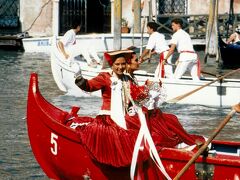 初めてのイタリア周遊の旅（１）ウィーンから夜行列車でヴェネツィアに入り、大運河で開催されたレガッタ・ストリーカに感動する。