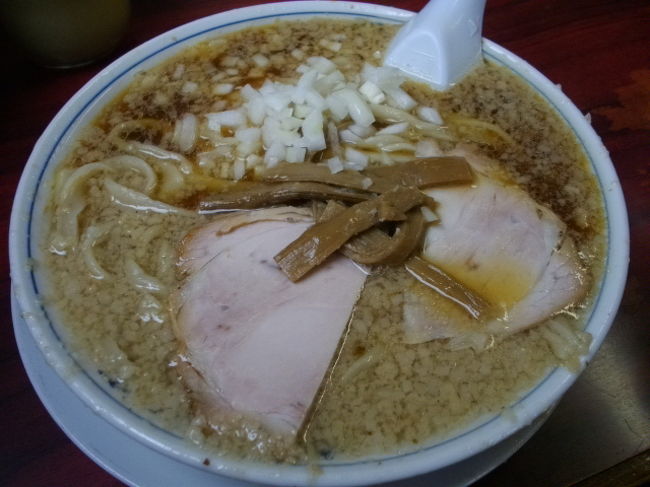 近々、燕三条系ラーメンがカップラーメンになる。ような話を耳に。<br />せっかくなので本場の燕三条ラーメンを食べに、<br />有名な杭州飯店に行ってみました。<br />想像していた以上の大きなお店でびっくり。<br />駐車場も５０台分あるそうです。<br />店内には有名俳優さんのサイン色紙までありました。<br />今回はオーソドックスにラーメンを注文しました。<br />ラーメン　￥７５０円です。<br />ギョウザも有名なようでしたが、今回は注文せず。<br />ちなみにギョウザも￥７５０円。<br />他のテーブルに運ばれたギョウザを見てみると、<br />大きなギョウザで食べごたえはありそうでした。