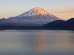 本栖湖から見た赤富士