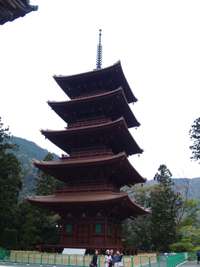 　身延山久遠寺に100年振りに五重塔が建つ。春に桜見に行ったときには工事中で大屋根と覆いが掛かっており見えなかった。日蓮宗檀家の知人が竣工前に身延山久遠寺に行ったらもう五重塔が出来上がっていたと言っている。竣工後まもなく身延山久遠寺に行ってみた。<br />　日蓮宗の寺には五重塔が多くある。池上本門寺、下総中山法華経寺、片瀬龍口寺、佐渡妙宣寺などに五重塔がある。片瀬龍口寺の五重塔は身延山久遠寺の五重塔が焼けた直ぐ後に建っている。明治時代の五重塔だ。下総中山法華経寺の五重塔は最近屋根の銅瓦が葺き替えられ、緑青で青味がかっていて趣があったのに、赤銅色に変わって絵にしても面白くなくなったと写生に来ていたおばさんたちが口説いていた。ここ身延山久遠寺の五重塔は下総中山法華経寺の五重塔と瓜二つではないか。もらってきた新聞に、心柱は身延山の杉を切り出し、3本つないであると書いてある。身延山久遠寺には多宝塔を始め鉄筋コンクリート製の建物があるが、五重塔の再建が木造だったので安心した、松戸・本土寺のような鉄筋コンクリート製の五重塔だったらさぞやがっかりしたことであろう。<br />　ロープウェイが空いていたので寺の院にも行ってみたが富士山は雲の中であった。<br />（表紙写真は再建された身延山久遠寺五重塔）<br />