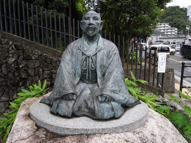 今回は珍しく温泉が目的地です。<br />そして、珍しく一人旅ではなく、関西の知人と楽しく食事をする旅でもありました。（一人だと食事時が寂しいので、やっぱり楽しいものです）<br /><br />ただ、もともと計画していたものではなく本当は恒例の「九州巡り」のはずだったのですが・・・<br /><br />２４日夜のニュースで福岡空港が冠水している映像をみて愕然・・一時間に100ミリを超える雨とかで、各所で土砂災害が発生している状態とのことで・・・・・身に危険が及ぶのでキャンセルせざるを得ませんでした。<br /><br />ちなみにキャンセル料は・・<br />-------------<br />ANA <br />払戻手数料420 <br />取消手数料3,000 <br /><br />JR鹿児島線・特急ソニック <br />乗車券210 <br />指定券320 <br /><br />宿代 <br />キャンセル料 <br />宿泊代の20%:1200 <br />-------------<br />で、２６日は有馬温泉の宿を押さえていて、一日前のキャンセルでも80％とられる（温泉宿にはありがち・・）ので、<br />意地でも行ってやろう！ということで、予定を変更して、今回の行程となりました。<br /><br /><br />行程<br />一日目<br />東京駅→新大阪駅→京橋駅→大阪城跡→大阪城公園駅→大阪駅→三ノ宮駅→食事→三宮駅→有馬温泉駅→有馬温泉（宿：メープル有馬）<br />二日目<br />宿→炭酸泉源公園→有馬温泉駅→新神戸駅→東京駅<br />