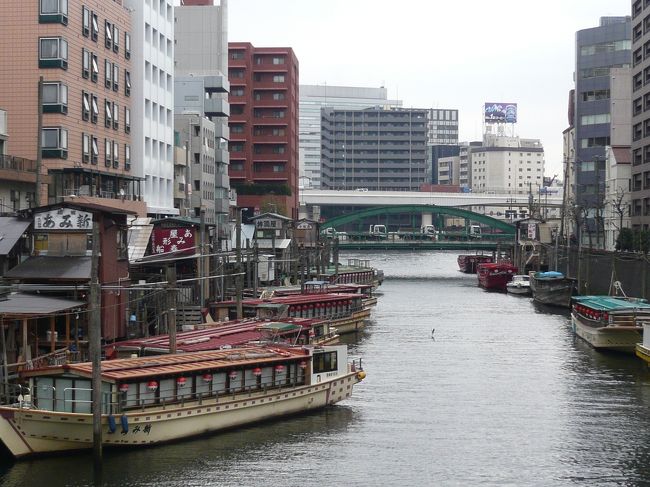 「神田川」歌の名前としては良く知っていましたが、これまで川沿いを歩いたことはありませんでした。ということで、山歩きの仲間と２回に分けて源流から河口まで歩いてみました。この川は、三鷹市の井の頭池を源流とし、両国橋付近で隅田川に合流する全長約25Kmほどの東京のど真ん中を流れている中小河川です。この旅行記では、後半の飯田橋から河口、さらに隅田川沿いに晴美埠頭までを掲載します。表紙の写真は、神田川が隅田川に合流する付近  <br />