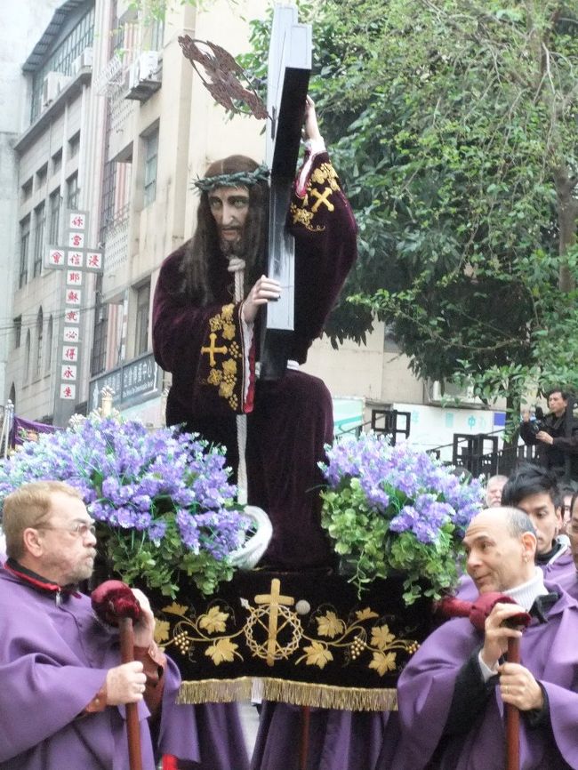 マカオには数多くのキリスト教のお祭りがありますが、そのひとつに「パッソス聖体行列」が2月20・21日行われます。これはマカオ独特のキリスト教の行事で、紫の衣をまとった聖職者が十字架を背負ったキリスト像を担いで、聖オーガスティン教会から大堂（カテドラル）まで巡行します。キリスト像は一晩大堂に安置され、翌日２時間ほどの巡行で聖オーガスティン教会に戻されます。<br /><br />私が見たのは21日大堂から聖オーガスティン教会へ戻す巡行でした。聖職者と参列者の厳粛な表情や街の人々の眼差しには、この行幸の持つ長い歴史を感じることが出来たと言っても良いでしょう。