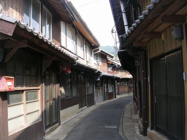 2008年も出張の多い年でした。<br /><br />11月に九州に出張した際の「仕事ついで旅」。<br /><br />今回は、平戸と的山大島をご紹介します。<br /><br />週末を利用したミニトリップです。<br /><br /><br />★伝統的建造物群保存地区(古い街並み)シリーズ<br /><br />東御市海野宿(長野)<br />http://4travel.jp/traveler/satorumo/album/10506508/ <br />金沢市主計町&加賀市加賀橋立(石川)<br />http://4travel.jp/traveler/satorumo/album/10530287<br />宇陀市松山(奈良)<br />http://4travel.jp/traveler/satorumo/album/10450795/<br />湯浅町湯浅(和歌山)<br />http://4travel.jp/traveler/satorumo/album/10450791/<br />嬉野市塩田津&浜中町八本木宿&浜庄津町・浜金屋町(佐賀)<br />http://4travel.jp/traveler/satorumo/album/10468519/<br />雲仙市神代小路(長崎)<br />http://4travel.jp/traveler/satorumo/album/10520959/<br />輪島市黒島地区(石川)<br />http://4travel.jp/traveler/satorumo/album/10425348/<br />京都市嵯峨鳥居本(京都)<br />http://4travel.jp/traveler/satorumo/album/10444955/<br />京都市上賀茂(京都)<br />http://4travel.jp/traveler/satorumo/album/10446069/<br />京都市祇園新橋(京都)<br />http://4travel.jp/traveler/satorumo/album/10425367/<br />大津市坂本(滋賀)<br />http://4travel.jp/traveler/satorumo/album/10520650/<br />小浜市小浜西組(福井)<br />http://4travel.jp/traveler/satorumo/album/10441996/<br />平戸市大島村神浦(長崎)<br />http://4travel.jp/traveler/satorumo/album/10433086/<br />塩尻市木曾平沢(長野)<br />http://4travel.jp/traveler/satorumo/album/10472912/<br />美馬市脇町南町(徳島)<br />http://4travel.jp/traveler/satorumo/album/10472386/<br />弘前市仲町(青森)<br />http://4travel.jp/traveler/satorumo/album/10490992/<br />椎葉村十根川(宮崎)<br />http://4travel.jp/travelogue/10573301<br />金ケ崎町(岩手)<br />http://4travel.jp/travelogue/10614080<br />栃木市嘉右衛門町(栃木)<br />http://4travel.jp/travelogue/10987252<br />加賀東谷&白峰(石川)<br />http://4travel.jp/travelogue/10988403<br />寺町台&主計町&東山ひがし&卯辰山麓(石川)<br />http://4travel.jp/travelogue/10989791<br />山町筋&金屋町(富山)<br />http://4travel.jp/travelogue/10990518