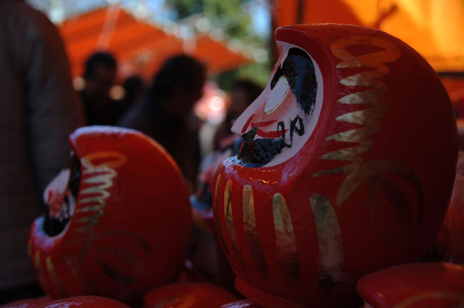 日本三大だるま市の一つ毘沙門天大祭を見てきました。<br /><br />このだるま市は群馬県高崎市、東京都調布市深大寺と並んで「日本三大だるま市」にも数えられ、富士市の伝統特産品である「起上小法師（おきあがりこぼし）」のだるまが特徴です。<br />以下、「アットエス」での紹介をコピーしました。<br />毎年、旧暦1月7〜9日に開催される毘沙門天大祭。毘沙門天王が娑婆に下られ、親しく人々の願い事を聞いてくださるというのが大祭の起源。この大祭期間中に、毘沙門天王のご神体を拝み、願掛けをすると、大きな功徳があるといわれます。｢起上小法師｣の七転八起の縁起の良さと｢毘沙門天｣の災い転じて福となす開運を呼ぶだるま市は、日本三大だるま市の1つとしても有名です。<br /><br />★「アットエス」<br />http://www.at-s.com/bin/top.html