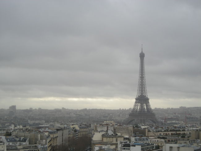 卒業旅行としてパリを格安旅行！！<br />友人二人は英語がベラベラの秀才なので安心。。<br />旅行中時々友人の許可を得て一人旅にも出発します。<br />団体行動できず申し訳ない！！<br />1日目　パリ<br />2日目　ヴェルサイユ＆パリ<br />3日目　ブルージュ（一人旅）<br />4日目　ブリュッセル（一人旅）<br />5日目　ランス（一人旅）<br />6日目　帰国<br /><br />初日はみんなでパリ王道コース。<br />みんな初パリなので行きたいところは一致。<br />グループ旅行は行き先をめぐる喧嘩や譲り合いが怖い。<br />とりあえず良かった！！