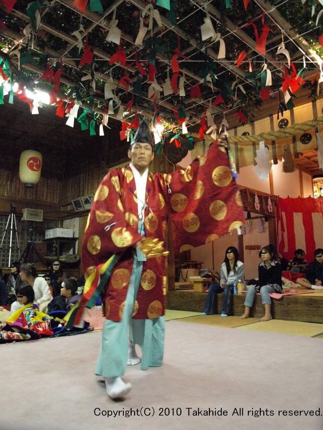 高千穂の夜神楽とはかなり異なる石見神楽を宿の皆と夜通しで見てきました。<br /><br />http://ja.wikipedia.org/wiki/%E7%9F%B3%E8%A6%8B%E7%A5%9E%E6%A5%BD<br /><br />表紙は1番の舞、鈴神楽(すずかぐら)です。<br /><br />「ちはやふる 玉の御すだれ巻き上げて 神楽の声をきくぞうれしき」<br /><br />「神前のすだれを巻き上げて、神楽をきくのはうれしい」という神様の立場で詠んだ歌です。<br /> 一番最初に舞う舞で、名前の通り手に鈴と扇を持って舞います。ただの「神楽」ともいいます。<br />