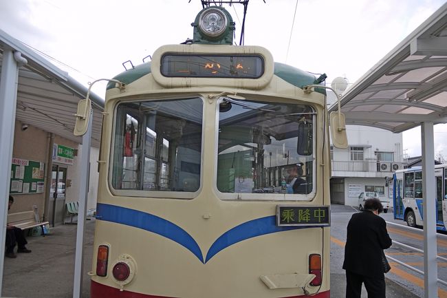 1504南風20号で高知到着，土佐電1509に桟橋線に乗る．残念ながら，高知に着いたらどんよりと曇ってしまった．はりまや橋で下車，「はりまや橋」を垣間見，1521後免線ごめん行きに乗る．結構混んでいて，最初は写真が撮れず，1537西高須駅で後ろの座席をゲットし写真を撮り始める．路面電車でいたのは県立美術館前までで，以後は専用軌道だが，とくにごめん行きホームは，道上のグリーンゾーンなのでびっくり！お年寄りひかれないかな．一条橋をすぎると郊外になり，スピードも速く，乗降の無い駅を通過し，快適．後免町1558着,運賃450円，タクシー探したが無いので，一つ手前のごめん東町まで戻り，1603タクシーに乗り，高知空港へ．ANA1710発，568便で帰京した．明日は日曜日だが仕事！もう一日高知にいたかった．後免すなわち南国市は，今回紹介した1978年結婚した友人の実家があるところ．結婚式の時，2日間飲み続けたのを覚えている．いまだにあれほど飲み続けたことはない良い思い出だ．今度行くときは友人を訪ね，家人と，安芸，馬路村，室戸の方に行ってみたいと思う．