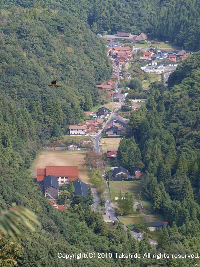 神楽から帰って来て朝食後一眠りした後、代官所跡から龍源寺間歩を経て温泉津へと向かう温泉津沖泊道を歩いてきました。<br /><br />こちらの道はかなり整備されているので、他にも歩いている人を見かけました。<br /><br />http://ginzan.city.ohda.lg.jp/treck/map/map_t3.html<br /><br /><br />表紙は少しばかり迂回して寄った山吹城跡から大森地区方面を見下ろす眺めです。<br /><br />http://www.visit-ohda.jp/512.html<br />http://ja.wikipedia.org/wiki/%E5%B1%B1%E5%90%B9%E5%9F%8E