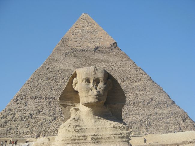 カフラー王と大スフィンクス。<br /><br />太陽の船博物館。世界遺産メンフィス。<br />パピルスでジュウタンを織っている所を見学。
