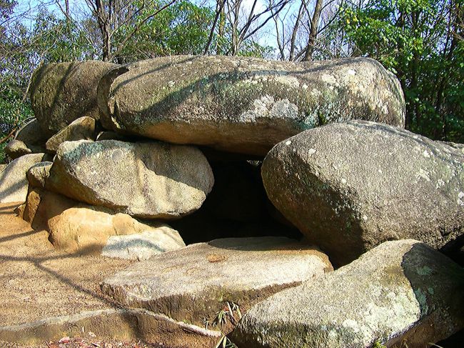 操山山塊にはこれまで総数１３０基の古墳が確認されていて操山古墳群とも言われています。<br />山中はちょっとしたハイキングコースにもなっていて当日はその古墳群の一部を辿りながらの森林浴をエンジョイしました。<br />本来なら２時間位のコースではないかと思いますが、今回はこうして写真を撮りながらゆっくりと進んで行きましたので、４時間かかってしまいました。<br /><br />※古墳の内訳ですが、４〜５世紀代前半期古墳が約３０基、６〜７世紀代後半期古墳が約１００基<br />４〜５世紀代前半期古墳には金蔵山古墳や湊茶臼山古墳の大型前方後円墳なども含まれています。<br /><br /><br />◆晴れの国　岡山　『観光かわら版』◆<br />http://4travel.jp/traveler/comeva/album/10432651/<br /><br />◆晴れの国　岡山map◆<br />http://waiwai.map.yahoo.co.jp/map?mid=KPuHK1HEmNHv1I_rG3Uk39lKoqiLoPVY7g-- <br />