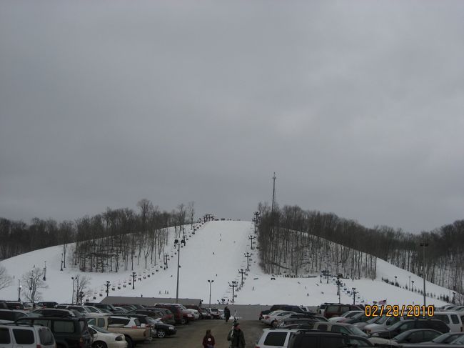 インディアナ州のPerfect North Slopesというスキー場に行ってきました。<br />リフト券には初心者用のレッスン料も含まれていて<br />インストラクターに教えてもらえます。<br />スキー初挑戦の子どもたちも、楽しむことができました。<br />