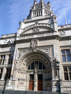 uk140朝日に輝く自然史博物館とヴィクトリア＆アルバート博物館 in ロンドン
