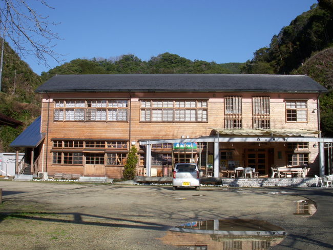 安芸球場で阪神タイガースのオープン戦を見た後、高知県津野町にある廃校を改装した宿泊施設「森の巣箱」を利用してみました。<br /><br />高知市内にあるビジネスホテルは、ネット予約などすれば１泊6000円くらいで泊まれるのですが、なんかビジネスホテルも飽きてしまったので、今回は少し趣向の違う宿を探そうと雑誌をながめていたら「森の巣箱」をみつけました。<br /><br />「森の巣箱」は農村交流施設なので、地元の人々と交流したり、シーズン中には農業体験もできる施設です。<br /><br />利用料金も１泊２食ついて5300円と安いところもいいですね。<br /><br />