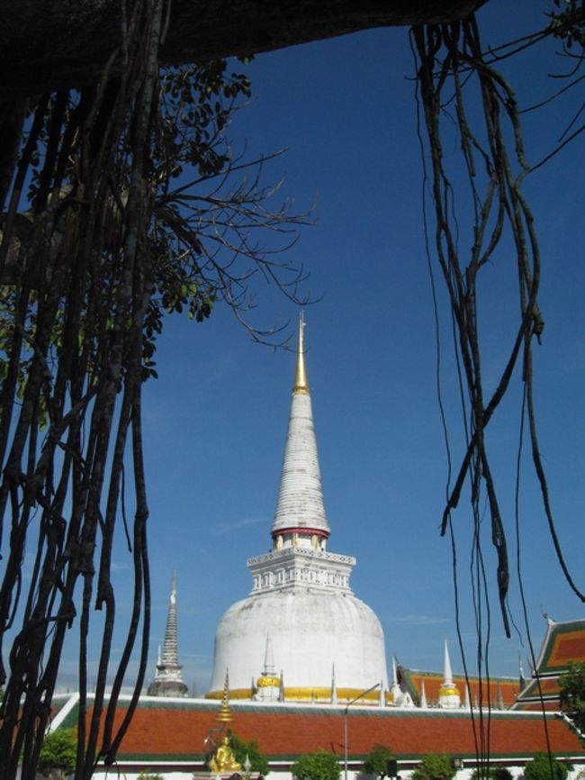タイ南部と言うと、プーケット、クラビー、サムイ島などのビーチリゾートばかりが注目されがち。でも、実はここにはチェンマイやアユタヤなんかよりも遥かに古い「海のシルクロード」の歴史がある。今回の訪問の目的は、この地域の仏教の中枢でもあるワット･マハタート寺院のパゴダに聖なる布を巻きつけるお祭り「へー･パー･クン･タート」に参加すること。かつてスリランカに向かったビルマ人仏教徒の船が嵐で座礁し、ナコンシータマラートに漂着。それから、ここの仏塔に聖なる布を巻きつける風習が始まったという。記録ではすでに今年で780年、一度も欠かさずこの伝統が続いていると言う。<br />今回はお祭りの他にも、南タイの「芸術」や「食」にも触れることができた。