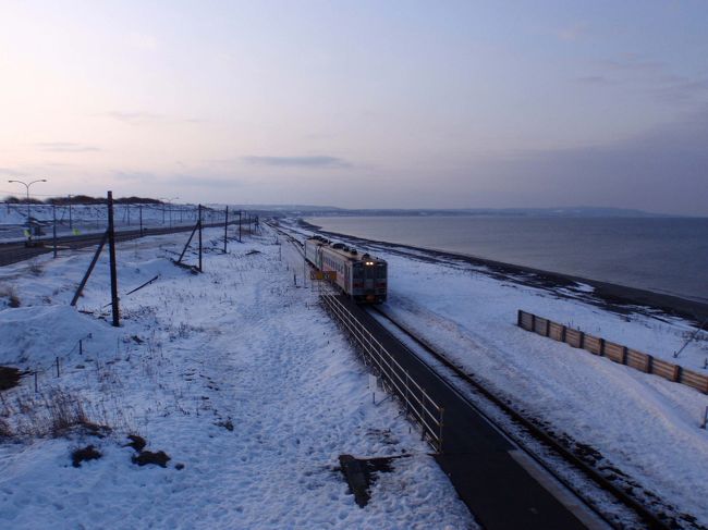 あくまでも本来の目的は流氷を見に行くことだったのですが、<br />流氷は姿を見せてくれなかったのでこのタイトルになりました。<br /><br />流氷は見れなかったけど、温泉･グルメ･ローカル線を満喫してきました♪<br /><br />おおまかな行程、<br />１日目･･･流氷ノロッコ号に乗車し、北浜･浜小清水駅周辺を散策。<br />２日目･･･SL冬の湿原号に乗車した後、摩周湖･硫黄山を観光。<br />３日目･･･流氷砕氷船「おーろら」に乗船。