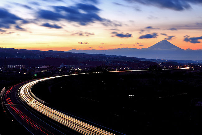 <br />中央自動車道の須玉インター近く。<br />知る人ぞ知る、富士山の撮影ポイントがあります。<br /><br />大きくカーブする中央自動車道。<br />S字が富士山まで続いています。<br /><br />年末の時期、東京、山梨方面から諏訪松本方面への車が圧倒的に多いので、<br />テールランプの赤い軌跡は少なめです。<br /><br />ちょっと雲もありますが、富士山もしっかりと見えました。<br />