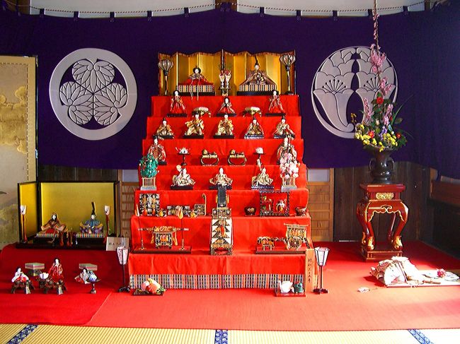 お寺や商家、民家等の雛です。<br /><br />●勝山の雛祭り/城下町、勝山の町並<br />http://4travel.jp/traveler/comeva/album/10435455/<br />●勝山の雛祭り/町で見つけた雛人形?:キュート編<br />http://4travel.jp/traveler/comeva/album/10435600/<br />●勝山の雛祭り/旧出雲街道、町並み保存地区の暖簾のある風景<br />http://4travel.jp/traveler/comeva/album/10436454/<br /><br />●真庭市関連旅行記<br />醍醐桜<br />http://4travel.jp/traveler/comeva/album/10326074/<br />蒜山高原<br />http://4travel.jp/traveler/comeva/album/10257845/<br />真庭市紅葉情報/神庭の滝〜蒜山高原<br />http://4travel.jp/traveler/comeva/album/10398045/<br />●紅葉の大山:蒜山大山スカイライン<br />http://4travel.jp/traveler/comeva/album/10398500/<br />●紅葉の出雲街道:普門寺&神代四季桜〜新庄村<br />http://4travel.jp/traveler/comeva/album/10399500/<br /><br /><br />◆晴れの国 岡山 『観光かわら版』◆<br />http://4travel.jp/traveler/comeva/album/10432651/<br /><br />◆晴れの国 岡山map◆<br />http://waiwai.map.yahoo.co.jp/map?mid=KPuHK1HEmNHv1I_rG3Uk39lKoqiLoPVY7g-- <br /><br />♪image〜♪ うれしいひな祭り<br />http://www.youtube.com/watch?v=e-Ui8LHbU0k