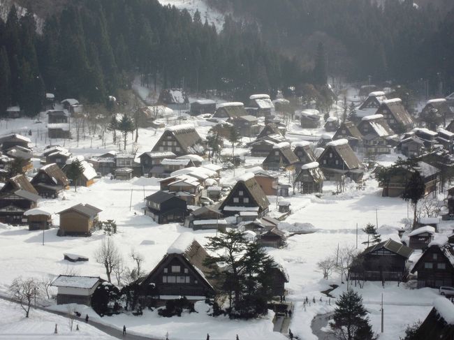 2009年12月23日〜28日にかけて、下呂温泉、高山、白川郷、奥飛騨（新穂高・平湯温泉）を妻と二人で旅してきました。<br />温泉を満喫し、美味しいものを食べ、素晴らしい景色を見ての充実の旅でした。<br /><br />この旅行記はその白川郷編です。<br />表紙の写真は12/26の白川郷の城山展望台から撮影したもの。<br /><br />※その他の旅行記はこちら。<br /><br />その１（下呂温泉編）<br />http://4travel.jp/domestic/area/toukai/gifu/gero/gero/travelogue/10433083/<br /><br />その２（下呂温泉編part2）<br />http://4travel.jp/domestic/area/toukai/gifu/gero/gero/travelogue/10433811/<br /><br />その３（高山編Part１〜高山陣屋〜）<br />http://4travel.jp/domestic/area/toukai/gifu/hida/takayama/travelogue/10434140/<br /><br />その４（高山編Part2〜古い町並み・朝市〜）<br />http://4travel.jp/domestic/area/toukai/gifu/hida/takayama/travelogue/10434853/<br /><br />その６（新穂高編）<br />http://4travel.jp/domestic/area/toukai/gifu/hida/shinhodaka/travelogue/10436293/<br /><br />その７（平湯温泉編）<br />http://4travel.jp/domestic/area/toukai/gifu/hida/hirayu/travelogue/10437114/<br /><br />旅行行程は以下のとおりです。<br /><br />【2009.12.23〜28】※○印は観光など<br /><br />【12.23】<br />　さいたまの自宅→新宿駅（新宿高速ﾊﾞｽﾀｰﾐﾅﾙ）→高山濃飛ﾊﾞｽｾﾝﾀｰ（高山駅）→下呂駅<br />　○下呂温泉花火ﾐｭｰｼﾞｶﾙ冬公演<br /><br />【12.24】<br />　○下呂温泉合掌村<br />　○Love &amp; Peace Candle Illuminations in Gero-Onsen<br />　　(ﾗﾌﾞ ｱﾝﾄﾞ ﾋﾟｰｽ ｷｬﾝﾄﾞﾙｲﾙﾐﾈｰｼｮﾝ ｲﾝ げろおんせん) <br /><br />【12.25】<br />　下呂駅→高山駅<br />　○高山陣屋<br />　○古い町並み（さんまち散策）<br /><br />【12.26】<br />　○朝市（陣屋・宮川）<br />　高山濃飛ﾊﾞｽｾﾝﾀｰ→白川郷<br />　○白川郷<br />　白川郷→高山濃飛ﾊﾞｽｾﾝﾀｰ<br /><br />【12.27】<br />　高山濃飛ﾊﾞｽｾﾝﾀｰ→平湯温泉→新穂高温泉<br />　○新穂高ﾛｰﾌﾟｳｪｲ<br />　新穂高温泉→平湯温泉<br /><br />【12.28】<br />　平湯温泉→新宿高速ﾊﾞｽﾀｰﾐﾅﾙ（JR新宿駅）→さいたまの自宅<br />