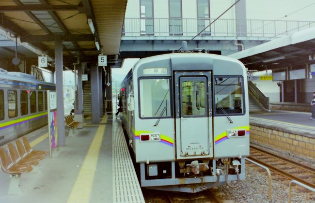 鉄道旅行は1980年代からずっと続けていますが、写真は撮るものの整理はしていませんでした。<br /> フォートラベルに登録しておこうと思い、出てきた写真から順不同ですが掲載していこうと思います。<br /> これは、2003年5月に可部線に乗った帰り、井原鉄道に再訪問した時の写真です。 <br />